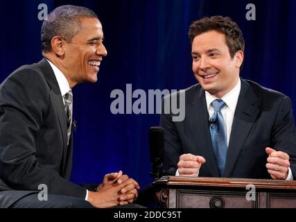 KEIN FILM, KEIN VIDEO, KEIN Fernsehen, KEIN DOKUMENTARFILM - Präsident Barack Obama lacht, als er einen Auftritt auf der Jimmy Fallon Show in der Memorial Hall auf dem Campus der Universität von North Carolina in Chapel Hill, North Carolina, USA, Dienstag, 24. April 2012, aufnimmt. Foto von Chuck Liddy/Raleigh Nachrichten & Beobachter/MCT/ABACAPRESS.COM Stockfoto