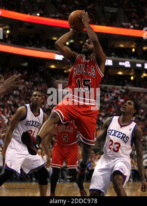 KEIN FILM, KEIN VIDEO, KEIN Fernsehen, KEINE DOKUMENTATION - John Lucas III (15) der Chicago Bulls punktet am 6. Mai 2012 im zweiten Viertel in Spiel 4 des Quartalsfinales der NBA Eastern Conference im Wells Fargo Center in Philadelphia, PA, USA gegen die Lou Williams der Philadelphia 76ers. Die Sixers besiegten die Bulls, 89-82. Foto von Scott Strazzante/Chicago Tribune/MCT/ABACAPRESS.COM Stockfoto