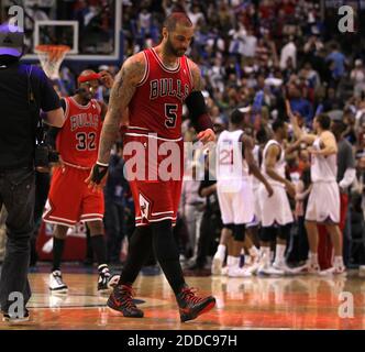 KEIN FILM, KEIN VIDEO, KEIN Fernsehen, KEINE DOKUMENTATION - die Chicago Bulls' Carlos Boozer und Richard Hamilton gehen vom Platz, als Philadelphia 76ers feiern einen 89-82 Sieg in Spiel 4 der NBA Eastern Conference Quarterfinals am Wells Fargo Center in Philadelphia, PA, USA am 6. Mai 2012. Foto von Scott Strazzante/Chicago Tribune/MCT/ABACAPRESS.COM Stockfoto