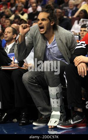 KEIN FILM, KEIN VIDEO, KEIN Fernsehen, KEINE DOKUMENTATION - Joakim Noah von Chicago Bulls feuert am 6. Mai 2012 im Wells Fargo Center in Philadelphia, PA, USA, einen Korb gegen die Philadelphia 76er in Spiel 4 des NBA Eastern Conference Quarterfinals an. Die Sixers besiegten die Bulls, 89-82. Foto von Scott Strazzante/Chicago Tribune/MCT/ABACAPRESS.COM Stockfoto