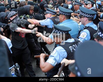 KEIN FILM, KEIN VIDEO, KEIN Fernsehen, KEINE DOKUMENTATION - Chicagoer Polizeibeamte rasten mit Black Bloc Mitgliedern, als der antikriegsmarsch sich dem 14. Und Michigan Ave. Nähert, während des NATO-Gipfels in Chicago, Illinois, USA, am Sonntag, 20. Mai 2012. Foto von Alex Garcia/Chicago Tribune/MCT/ABACAPRESS.COM Stockfoto