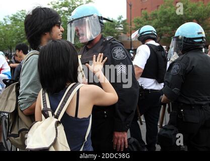 KEIN FILM, KEIN VIDEO, KEIN Fernsehen, KEINE DOKUMENTATION - EIN Chicagoer Polizeibeamter ruft zwei Personen an, die sich am Ort einer Konfrontation zwischen Antikriegs-Demonstranten und Polizeibeamten in der Nähe der Michigan Avenue und der Cermak Road während der NATO-Gipfelproteste 2012 in Chicago, Illinois, USA, Am Sonntag, 20. Mai 2012. Foto von Keri Wiginton/Chicago Tribune/MCT/ABACAPRESS.COM Stockfoto