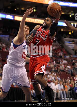 KEIN FILM, KEIN VIDEO, KEIN Fernsehen, KEINE DOKUMENTATION - CJ Watson der Chicago Bulls fährt am 6. Mai 2012 im Wells Fargo Center in Philadelphia, PA, USA, an den Philadelphia 76ers' Spencer Hawes vorbei. Die Sixers besiegten die Bulls, 89-82. Foto von Scott Strazzante/Chicago Tribune/MCT/ABACAPRESS.COM Stockfoto