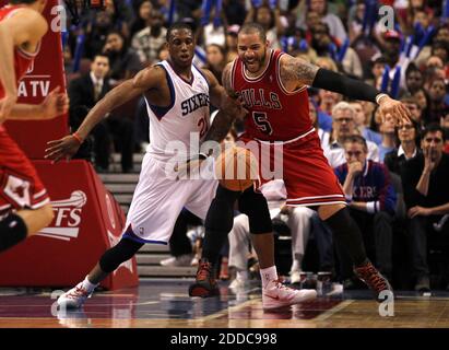 KEIN FILM, KEIN VIDEO, KEIN Fernsehen, KEINE DOKUMENTATION - Carlos Boozer der Chicago Bulls, rechts, verliert den Ball, während sie von Thaddeus Young der Philadelphia 76ers im vierten Viertel von Spiel 4 des NBA Eastern Conference Viertelfinals im Wells Fargo Center in Philadelphia, PA, USA am 6. Mai bewacht werden. 2012. Die Sixers besiegten die Bulls, 89-82. Foto von Scott Strazzante/Chicago Tribune/MCT/ABACAPRESS.COM Stockfoto