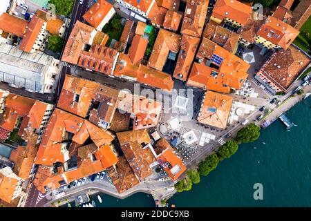 Italien, Provinz Como, Menaggio, Hubschrauberansicht der Häuser der Seeuferstadt Stockfoto