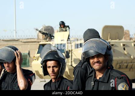 KEIN FILM, KEIN VIDEO, KEIN Fernsehen, KEIN DOKUMENTARFILM - ägyptische Militär, zentrale Sicherheit und Polizei Wache ehemaligen ägyptischen Präsidenten Hosni Mubarak Urteil Sitzung in Kairo, Ägypten, Samstag, 2. Juni 2012. Mubarak wurde zu lebenslanger Haft verurteilt. Foto von Mohannad Sabry/MCT/ABACAPRESS.COM Stockfoto