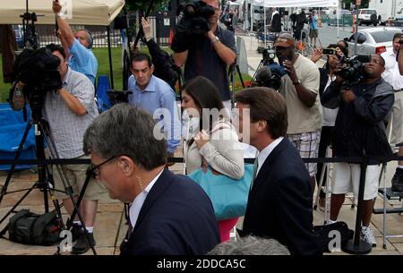 KEIN FILM, KEIN VIDEO, KEIN Fernsehen, KEIN DOKUMENTARFILM - der ehemalige Senator John Edwards, Mitte rechts, kommt mit Tochter Cate an, als Juroren am Mittwoch, den 23. Mai 2012, ihren vierten Beratungstag im Bundesgericht in Greensboro, North Carolina, USA beginnen. Edwards steht 30 Jahre im Gefängnis, wenn er von sechs Wahlkampffinanzierungsgebühren verurteilt wird. Foto von Chuck Liddy/Raleigh Nachrichten & Beobachter/MCT/ABACAPRESS.COM Stockfoto