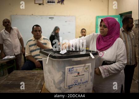 KEIN FILM, KEIN VIDEO, KEIN Fernsehen, KEIN DOKUMENTARFILM - EINE Frau gibt am Sonntag, den 17. Juni 2012, in einem Wahllokal im Stadtteil Imbaba in Kairo, Ägypten, die endgültige Stimme für den Präsidenten ab. Die Ägypter stimmten in einer Stichwahl Samstag und Sonntag mit einer Wahl zwischen Ahmed Shafik, ehemaliger Premierminister von Präsident Hosni Mubarak, und Muslimbruderschaft Kandidat Mohammed Mursi. Foto von James Lawler Duggan/MCT/ABACAPRESS.COM Stockfoto