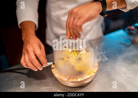 Männlicher Koch bereitet Essen an der Theke in der Küche im Restaurant zu Stockfoto