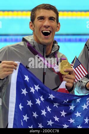 KEIN FILM, KEIN VIDEO, KEIN TV, KEIN DOKUMENTARFILM - der US-Amerikaner Michael Phelps zeigt seine Goldmedaille in der 4x200-Meter-Freestyle-Staffel der Männer, Dienstag, 31. Juli 2012, während der Olympischen Sommerspiele in London, Großbritannien. Foto von Karl Mondon/Contra Costa Times/MCT/ABACAPRESS.COM Stockfoto