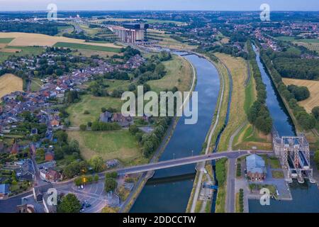 Belgien, Provinz Hennegau, Luftaufnahme des historischen Bootslifts am Canal du Centre mit Strepy-Thieu Lift im Hintergrund Stockfoto