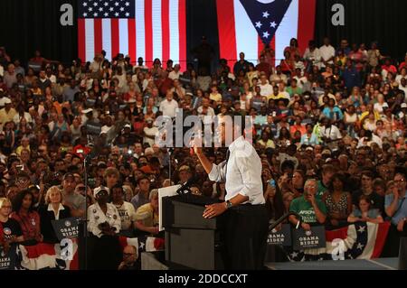 KEIN FILM, KEIN VIDEO, KEIN Fernsehen, KEIN DOKUMENTARFILM - Präsident Barack Obama spricht während eines Wahlkampfaufenthalten im John S. Knight Convention Center am Mittwoch, 1. August 2012 in Akron, Ohio, USA. Foto von Paul Tople/Akron Beacon Journal/MCT/ABACAPRESS.COM Stockfoto