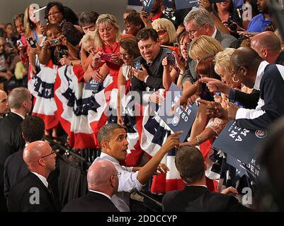 KEIN FILM, KEIN VIDEO, KEIN Fernsehen, KEIN DOKUMENTARFILM - Präsident Barack Obama begrüßt das Publikum bei einem Wahlkampfstopp im John S. Knight Convention Center am Mittwoch, 1. August 2012 in Akron, Ohio, USA. Foto von Paul Tople/Akron Beacon Journal/MCT/ABACAPRESS.COM Stockfoto