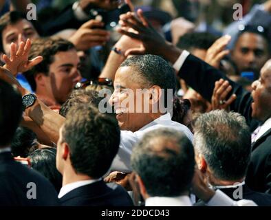 KEIN FILM, KEIN VIDEO, KEIN Fernsehen, KEIN DOKUMENTARFILM - Präsident Barack Obama erreicht die Menge während einer Kundgebung im Harold and Ted Alfond Sports Center im Rollins College im Winter Park, Forida, USA, Donnerstag, 2. August 2012. Foto von Stephen M. Dowell/Orlando Sentinel/MCT/ABACAPRESS.COM Stockfoto