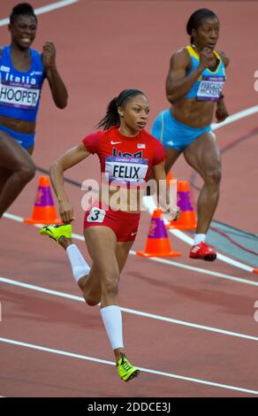 KEIN FILM, KEIN VIDEO, KEIN Fernsehen, KEIN DOKUMENTARFILM - Allyson Felix aus den Vereinigten Staaten, in rot, lief in der 200 m Vorhitze der Frauen im Olympiastadion während der Olympischen Sommerspiele 2012 in London, Großbritannien, Montag, 6. August 2012. Foto von David Eulitt/Kansas City Star/MCT/ABACAPRESS.COM Stockfoto