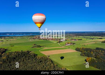 Deutschland, Bayern, Heißluftballon fliegt über idyllische Landschaft Stockfoto