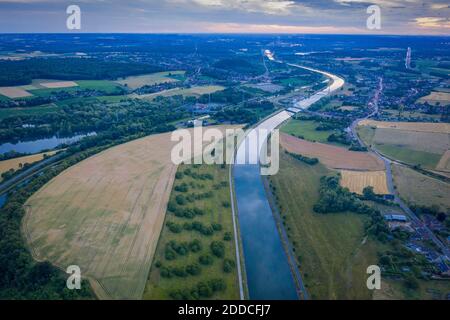 Belgien, Provinz Hennegau, Luftaufnahme des Canal du Centre in der Abenddämmerung Stockfoto