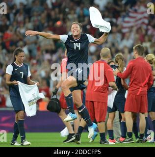 KEIN FILM, KEIN VIDEO, KEIN Fernsehen, KEINE DOKUMENTATION - USA-Stürmerin Abby Wambach (14) feiert nach einem Sieg über Japan 2-1 beim olympischen Frauenfußballfinale im Wembley Stadium in London, Großbritannien, Donnerstag, 9. August 2012. Foto von Chuck Myers/MCT/ABACAPRESS.COM Stockfoto