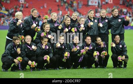 KEIN FILM, KEIN VIDEO, KEIN Fernsehen, KEINE DOKUMENTATION - die US-Frauenfußballmannschaft posiert mit ihren Goldmedaillen nach einem Sieg über Japan 2-1 beim olympischen Frauenfußballfinale im Wembley Stadium in London, Großbritannien, Donnerstag, 9. August 2012. Foto von Chuck Myers/MCT/ABACAPRESS.COM Stockfoto