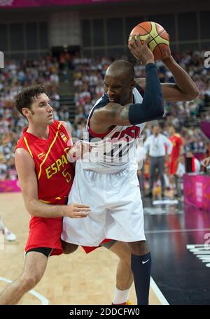 KEIN FILM, KEIN VIDEO, KEIN Fernsehen, KEIN DOKUMENTARFILM - der US-Amerikaner Kobe Bryant (10) wird von Rudy Fernandez (5) während ihres Goldmedaillenspiels in der North Greenwich Arena während der Olympischen Sommerspiele 2012 in London, Großbritannien, am 12. August 2012 gedrückt. Die USA besiegten Spanien 107-100. Foto von Harry E. Walker/MCT/ABACAPRESS.COM Stockfoto