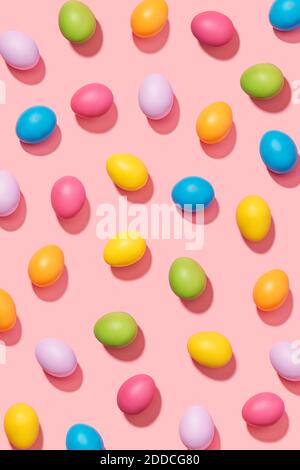 Bunte Ostereier auf rosa Hintergrund Stockfoto