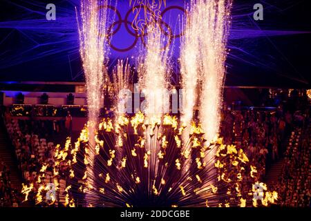 KEIN FILM, KEIN VIDEO, KEIN Fernsehen, KEINE DOKUMENTATION - der olympische Kessel öffnete sich, bevor er während der Abschlusszeremonie im Olympiastadion während der Olympischen Sommerspiele 2012 in London, Großbritannien, Sonntag, 12. August 2012, ausgelöscht wurde. Foto von David Eulitt/Kansas City Star/MCT/ABACAPRESS.COM Stockfoto
