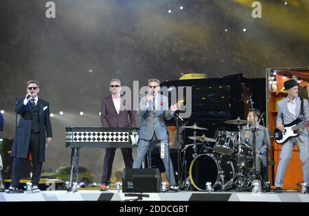 KEIN FILM, KEIN VIDEO, KEIN Fernsehen, KEIN DOKUMENTARFILM - Madness spielen seine beliebte Melodie "Unser Haus" im Olympiastadion in London, Großbritannien, während der Abschlussfeier für die Olympischen Sommerspiele 2012 in London, Sonntag, 12. August 2012. Foto von Chuck Myers/MCT/ABACAPRESS.COM Stockfoto