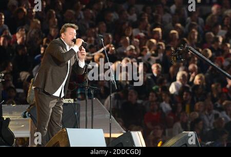 KEIN FILM, KEIN VIDEO, KEIN Fernsehen, KEIN DOKUMENTARFILM - Elbow-Frontmann Guy Garvey tritt im Olympiastadion in London, Großbritannien, während der Abschlussfeier der Olympischen Sommerspiele 2012 in London, Sonntag, 12. August 2012, auf. Foto von Chuck Myers/MCT/ABACAPRESS.COM Stockfoto