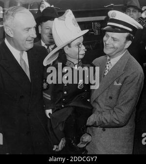 Der Bauchredner Edgar Bergen (1903-1978) (rechts) hält seine berühmteste Handpuppe, Charlie McCarthy. Charlie ist in seiner besten Chicago Feuerwehruniform gekleidet, so dass sie an einem Werbestunt oder Spendenaktion zur Unterstützung der Feuerwehr Chicago, wahrscheinlich in den 1950er Jahren, teilnehmen. Bergens andere berühmte Puppe war Mortimer Snerd. Bergen war ein amerikanischer Schauspieler, Komiker und Radiokünstler. Er begann seine Karriere in Vaudeville, nachdem er bereits Charlie geschaffen hatte, der sein Leben lang sein rosiger Freund sein sollte. Um meine anderen Geschäftsbilder zu sehen, Suche: Prestor vintage Acting Stockfoto