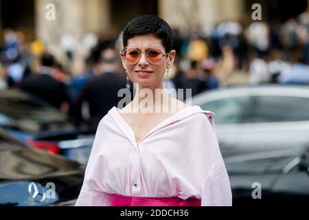 Street style, Ankunft in Schiaparelli Herbst-Winter 2018-2019 Haute Couture Show in der Opera Garnier, in Paris, Frankreich, am 2. Juli 2018 statt. Foto von Marie-Paola Bertrand-Hillion/ABACAPRESS.COM Stockfoto