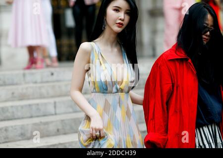 Street style, Ankunft in Schiaparelli Herbst-Winter 2018-2019 Haute Couture Show in der Opera Garnier, in Paris, Frankreich, am 2. Juli 2018 statt. Foto von Marie-Paola Bertrand-Hillion/ABACAPRESS.COM Stockfoto