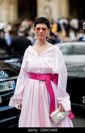 Street style, Ankunft in Schiaparelli Herbst-Winter 2018-2019 Haute Couture Show in der Opera Garnier, in Paris, Frankreich, am 2. Juli 2018 statt. Foto von Marie-Paola Bertrand-Hillion/ABACAPRESS.COM Stockfoto