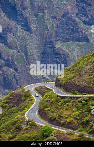 Kurvenreiche Straße in Macizo de Teno Range Stockfoto