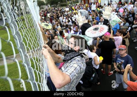 KEIN FILM, KEIN VIDEO, KEIN Fernsehen, KEIN DOKUMENTARFILM - Demonstranten marschieren am Sonntag, den 26. August 2012, vom Mirror Lake zur offiziellen Willkommensparty der Republikanischen Nationalversammlung im Tropicana Field in St. Petersburg, Florida, USA. Foto von will Vragovic/Tampa Bay Times/MCT/ABACAPRESS.COM Stockfoto