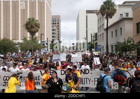 KEIN FILM, KEIN VIDEO, KEIN Fernsehen, KEIN DOKUMENTARFILM - Protestierende marschieren in Tampa, Florida, USA, Montag, 27. August 2012. Foto von Eve Edelheit/Tampa Bay Times/MCT/ABACAPRESS.COM Stockfoto