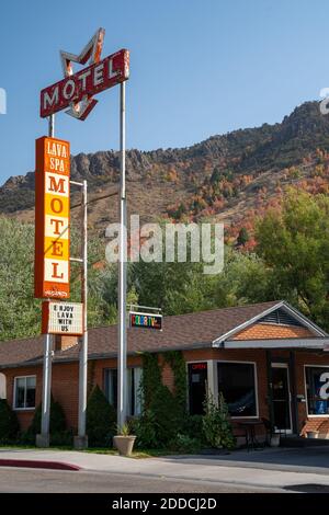 Lava Hot Springs, Idaho - 21. September 2020: Altes Retro-Neonschild für das Lava Spa Motel, in der Innenstadt Stockfoto