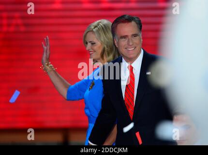 KEIN FILM, KEIN VIDEO, KEIN Fernsehen, KEIN DOKUMENTARFILM - Mitt Romney und Ann Romney stehen auf der Bühne der Republikanischen Nationalversammlung 2012 im Tampa Bay Times Forum, Donnerstag, 30. August 2012 in Tampa, FL, USA. Foto von Harry E. Walker/MCT/ABACAPRESS.COM Stockfoto