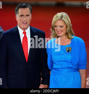 KEIN FILM, KEIN VIDEO, KEIN Fernsehen, KEIN DOKUMENTARFILM - Mitt Romney und Ann Romney stehen auf der Bühne der Republikanischen Nationalversammlung 2012 im Tampa Bay Times Forum, Donnerstag, 30. August 2012 in Tampa, FL, USA. Foto von Harry E. Walker/MCT/ABACAPRESS.COM Stockfoto