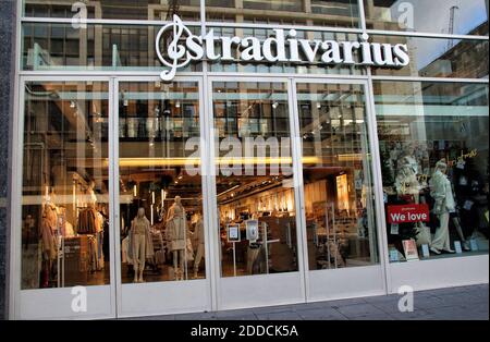 London, Großbritannien. November 2020. Stradivarius Geschäft an der Oxford Street. Kredit: Keith Mayhew/SOPA Images/ZUMA Wire/Alamy Live Nachrichten Stockfoto