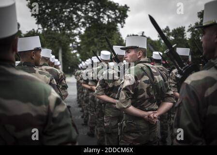 Soldaten der französischen Fremdenlegion (Legion Etrangere) marschieren im Morgengrauen bei einer Generalprobe der jährlichen Militärparade des Bastille-Tages in Paris, Frankreich, am 10. Juli 2018 auf die Champs Elysees. Foto von Eliot Blondt/ABACAPRESS.COM Stockfoto