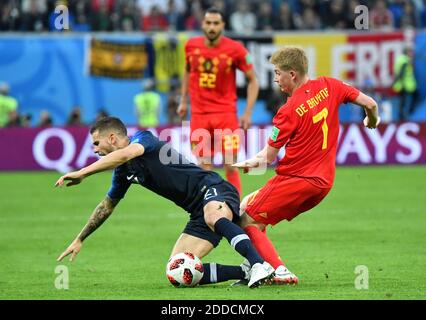 Frankreichs Lucas Hernandez und Belgiens Kevin De Bruyne während des Halbfinalmatches der FIFA-Weltmeisterschaft 2018 Frankreich gegen Belgien in St. Petersburg, Russland, 10. Juli 2018. Frankreich gewann 1:0. Foto von Christian Liewig/ABACAPRESS.COM Stockfoto