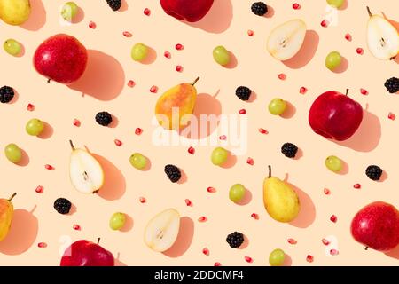 Muster aus frischen Äpfeln, Birnen, Trauben, Brombeeren und Granatapfelkernen Stockfoto