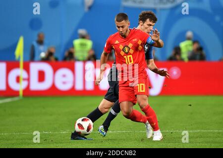 Der Franzose Benjamin Pavard und der Belgier Eden Hazard während des Halbfinalmatches der FIFA-Weltmeisterschaft 2018 Frankreich gegen Belgien in St. Petersburg, Russland, 10. Juli 2018. Frankreich gewann 1:0. Foto von Christian Liewig/ABACAPRESS.COM Stockfoto