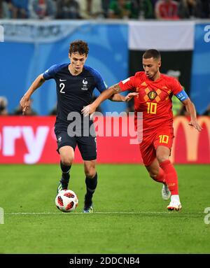 Der Franzose Benjamin Pavard und der Belgier Eden Hazard während des Halbfinalmatches der FIFA-Weltmeisterschaft 2018 Frankreich gegen Belgien in St. Petersburg, Russland, 10. Juli 2018. Frankreich gewann 1:0. Foto von Christian Liewig/ABACAPRESS.COM Stockfoto