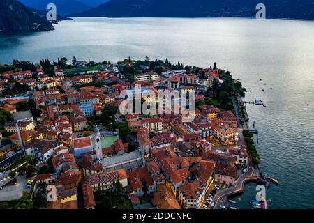 Italien, Provinz Como, Menaggio, Helikopter Blick auf die Stadt am Ufer des Comer Sees bei Sonnenaufgang Stockfoto