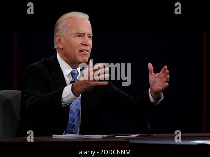 KEIN FILM, KEIN VIDEO, KEIN Fernsehen, KEIN DOKUMENTARFILM - Vizepräsident Joe Biden macht einen Punkt während der Vize-Präsidentendebatte am Centre College in Danville, Kentucky. Foto von Mark Cornelison/Lexington Herald-Leader/MCT/ABACAPRESS.COM Stockfoto