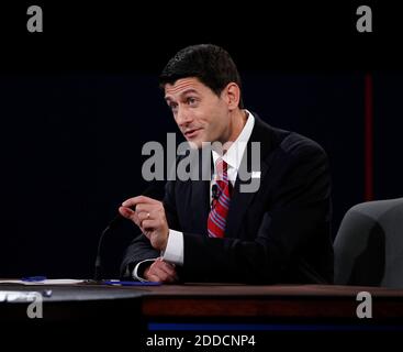 KEIN FILM, KEIN VIDEO, KEIN Fernsehen, KEIN DOKUMENTARFILM - der Kongressabgeordnete Paul Ryan macht während der Debatte des Vizepräsidenten am Centre College in Danville, Kentucky, einen Punkt. Foto von Mark Cornelison/Lexington Herald-Leader/MCT/ABACAPRESS.COM Stockfoto