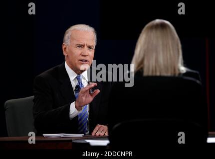 KEIN FILM, KEIN VIDEO, KEIN Fernsehen, KEIN DOKUMENTARFILM - Vizepräsident Joe Biden macht einen Punkt während der Vize-Präsidentendebatte am Centre College in Danville, Kentucky. Foto von Mark Cornelison/Lexington Herald-Leader/MCT/ABACAPRESS.COM Stockfoto
