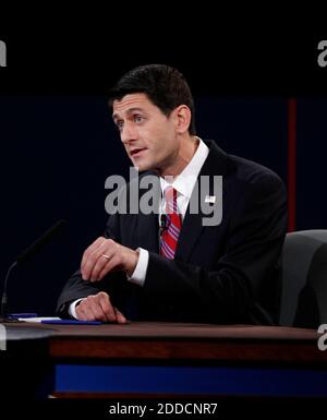 KEIN FILM, KEIN VIDEO, KEIN Fernsehen, KEIN DOKUMENTARFILM - der Kongressabgeordnete Paul Ryan macht während der Debatte des Vizepräsidenten am Centre College in Danville, Kentucky, einen Punkt. Foto von Mark Cornelison/Lexington Herald-Leader/MCT/ABACAPRESS.COM Stockfoto