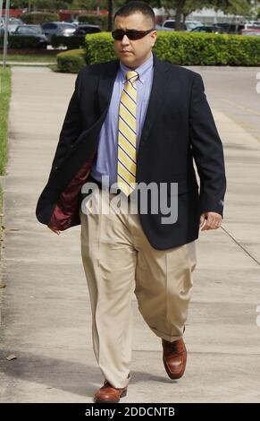 KEIN FILM, KEIN VIDEO, KEIN Fernsehen, KEIN DOKUMENTARFILM - George Zimmerman betritt seine Anhörung am Freitag, den 19. Oktober 2012 im Seminole County Courthouse in Sanford, Florida, USA. Foto von Stephen M. Dowell/Orlando Sentinel/MCT/ABACAPRESS.COM Stockfoto